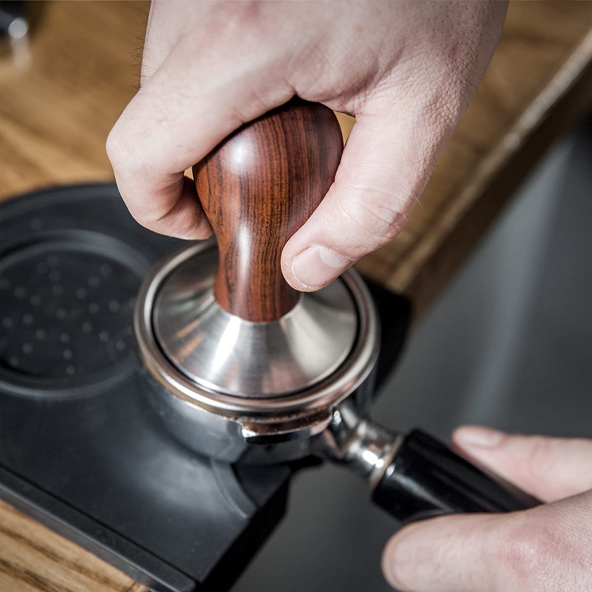 Ergonomic wooden handle on USEAMIE tamper supports comfortable daily use.