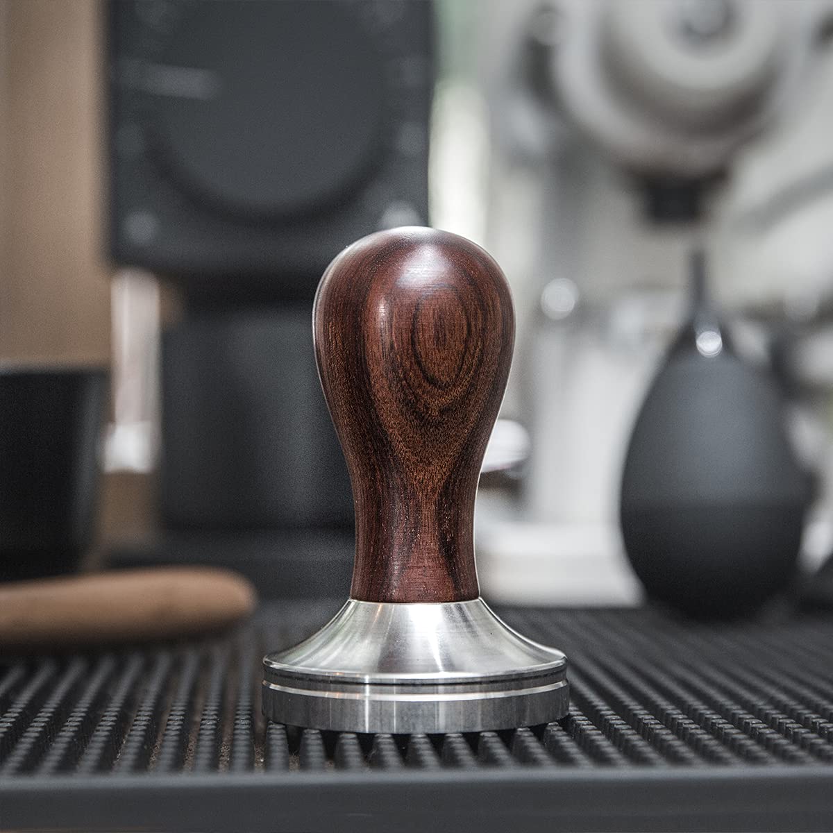 Tamper mat on counter ready for mess-free tamping with USEAMIE.