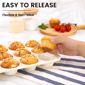 Vinino metal reinforced-frame muffin pan provides sturdy handling and shape retention.