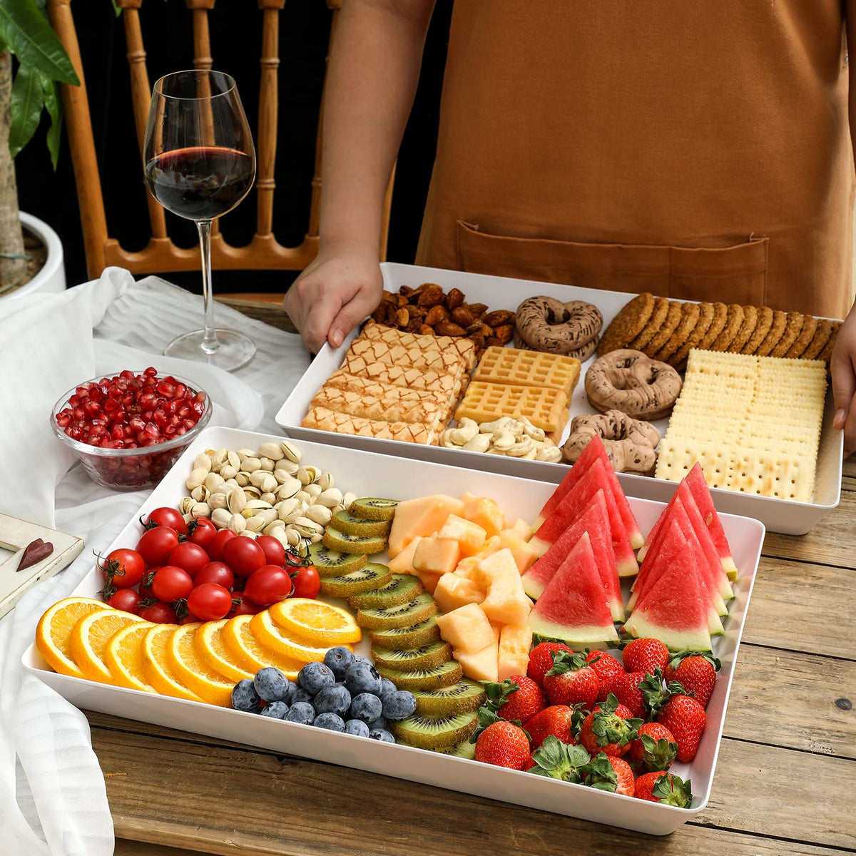 VITEVER large display trays accommodating fruits and drinks.