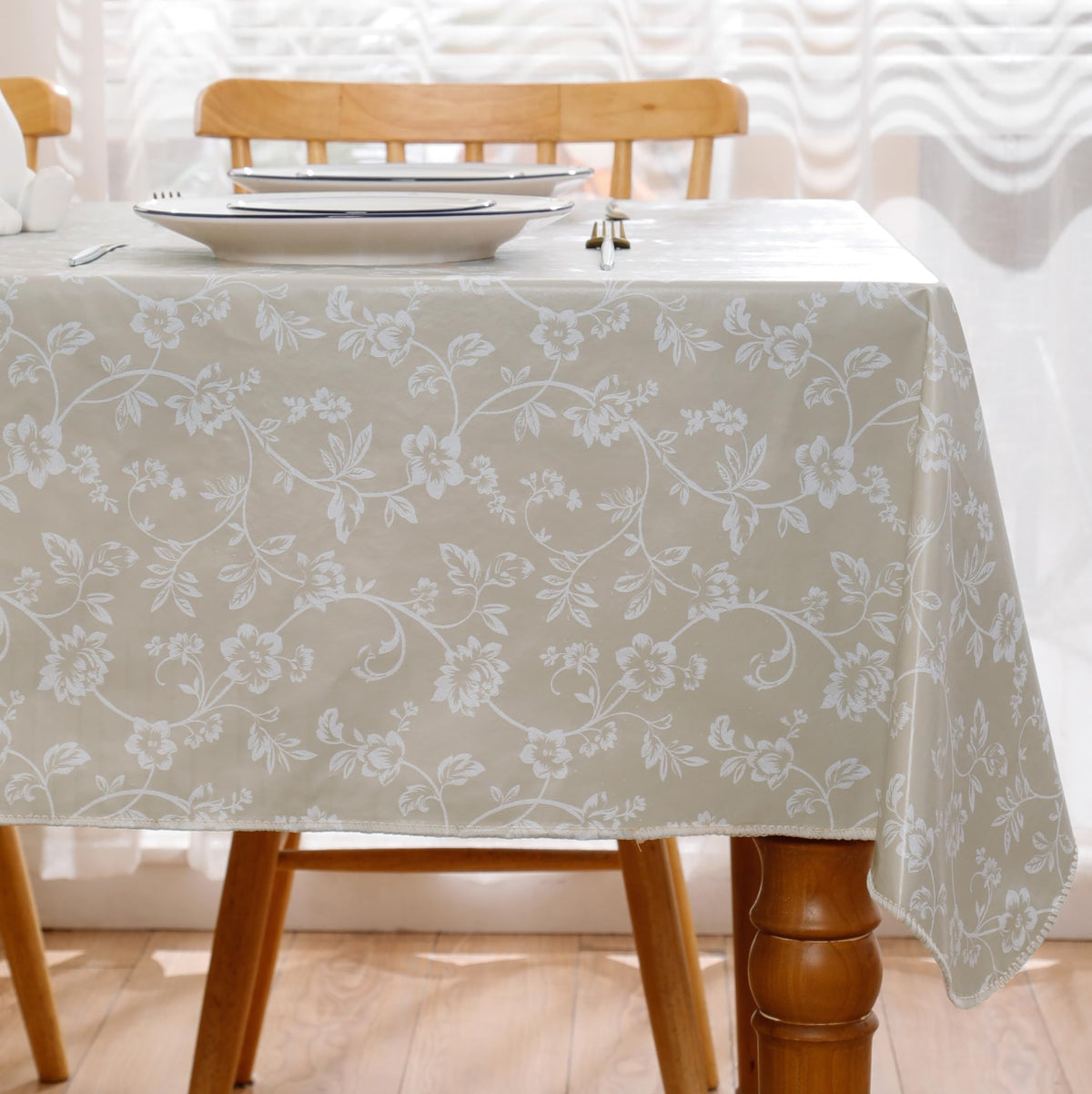 Walrus tablecloth with oil-proof surface for spoiled spills during outdoor meals.