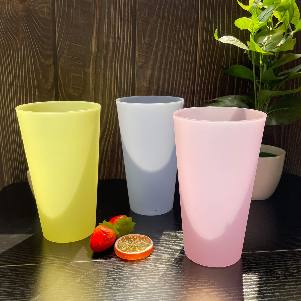WEXINHAO Multicolor cups perfect for outdoor patio setups and celebrations.