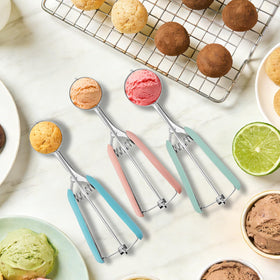 Wisvenio pink grip adds comfort and visibility for bakers.