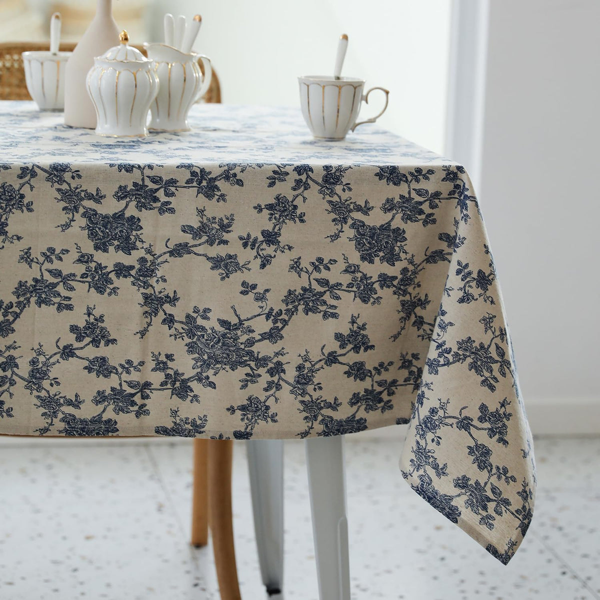 YiHomer Pastoral tablecloth 60x102 dustproof surface ideal for everyday meals.