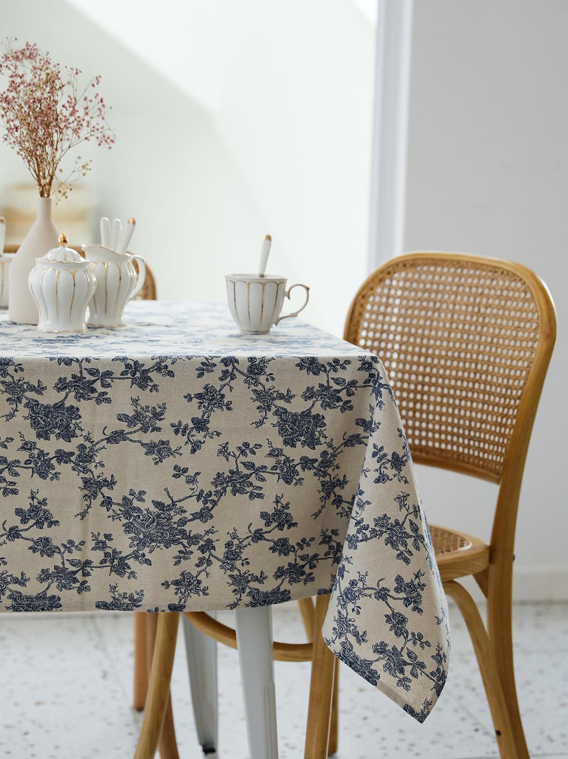 YiHomer Pastoral tablecloth dust-proof finish helps keep tables clean.