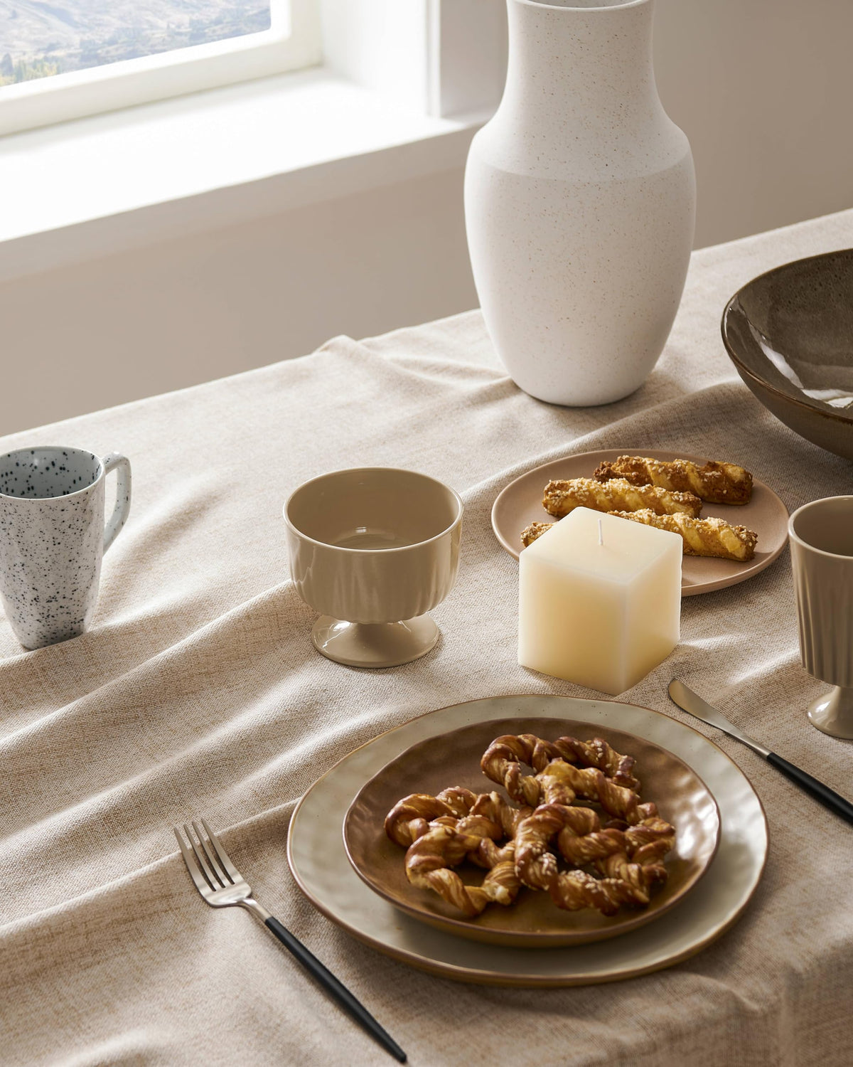 YZJZEDS tablecloth with water-repellent coating protects spills.