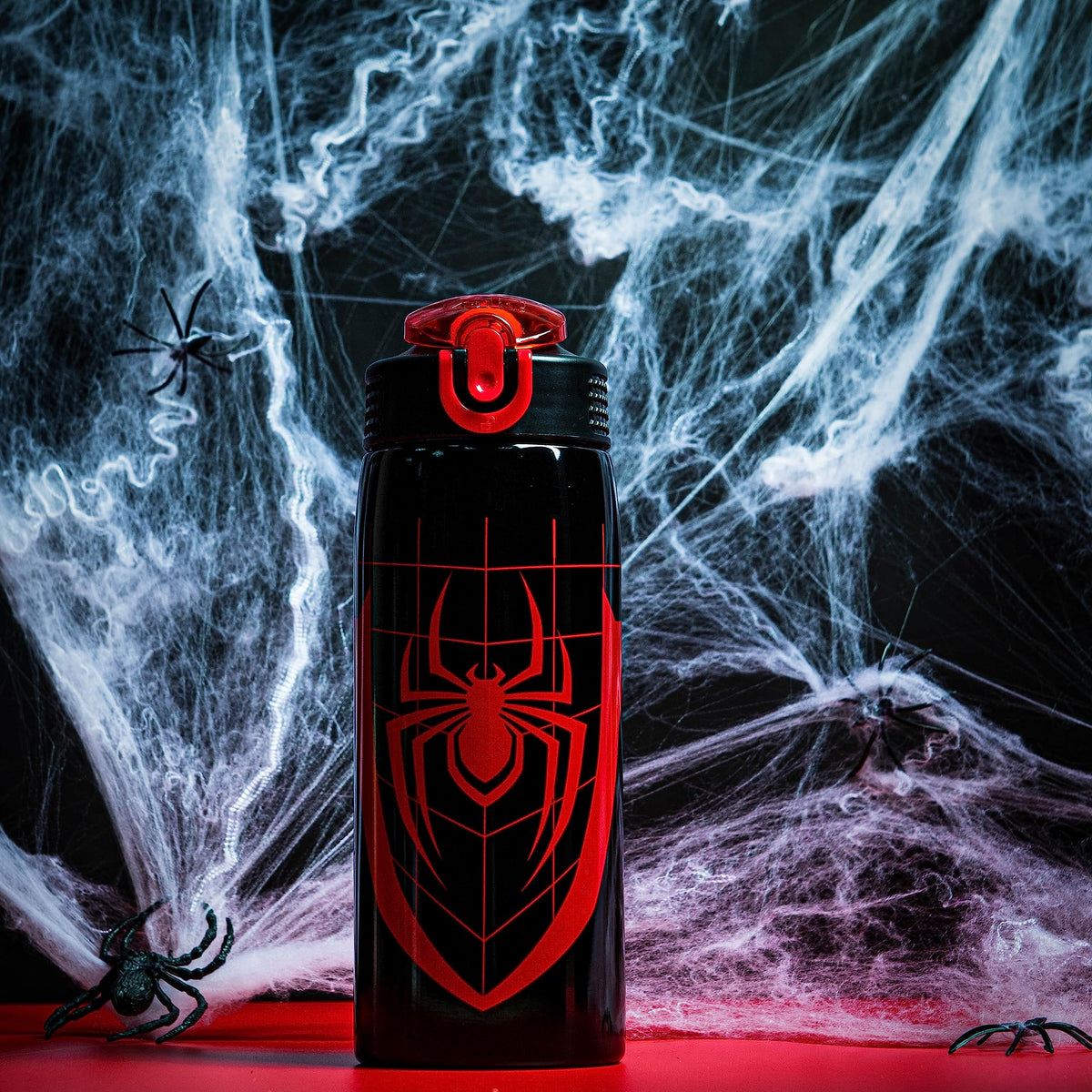 Zak Designs Marvel Spider-Man bottle locking-spout-cover shows secure, leakage-free lid.