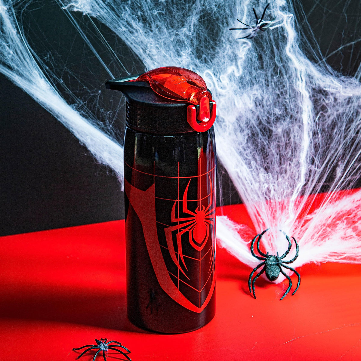 Zak Designs Marvel Spider-Man bottle vacuum-insulation keeps drinks cold longer.